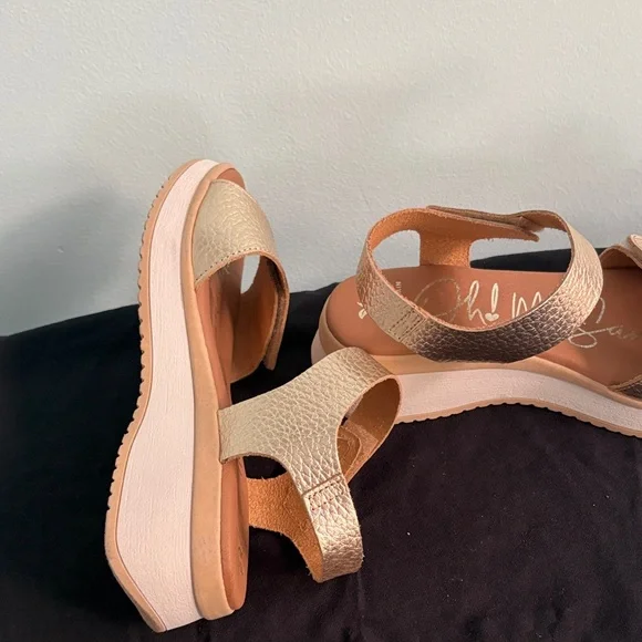 Stylish Women's Gold Sandals - Picture 4 of 5